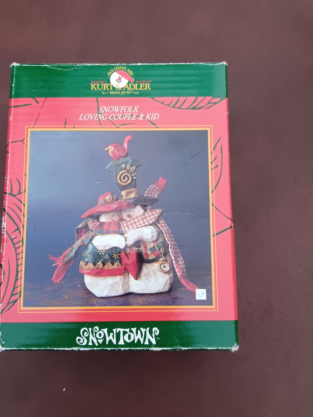 Kurt S.Adler SNOWTOWN Snowfolk Loving Couple & Kid Figurine - Red/Green